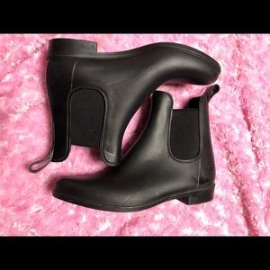 Black rubber Chelsea ankle boots size 6 merona